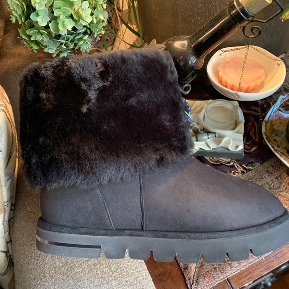 Authentic STUART WEITZMAN SOFT Genuine Shearling 10"H cozy boots - Picture 13 of 15